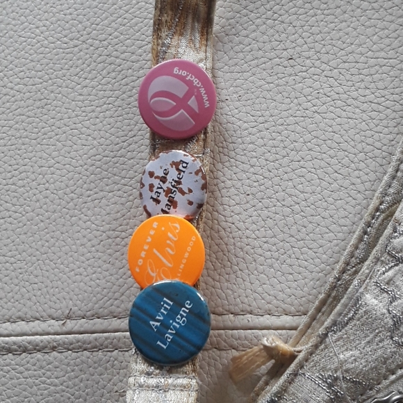 ♥️VINTAGE♥️purse with collector pins - Picture 3 of 3